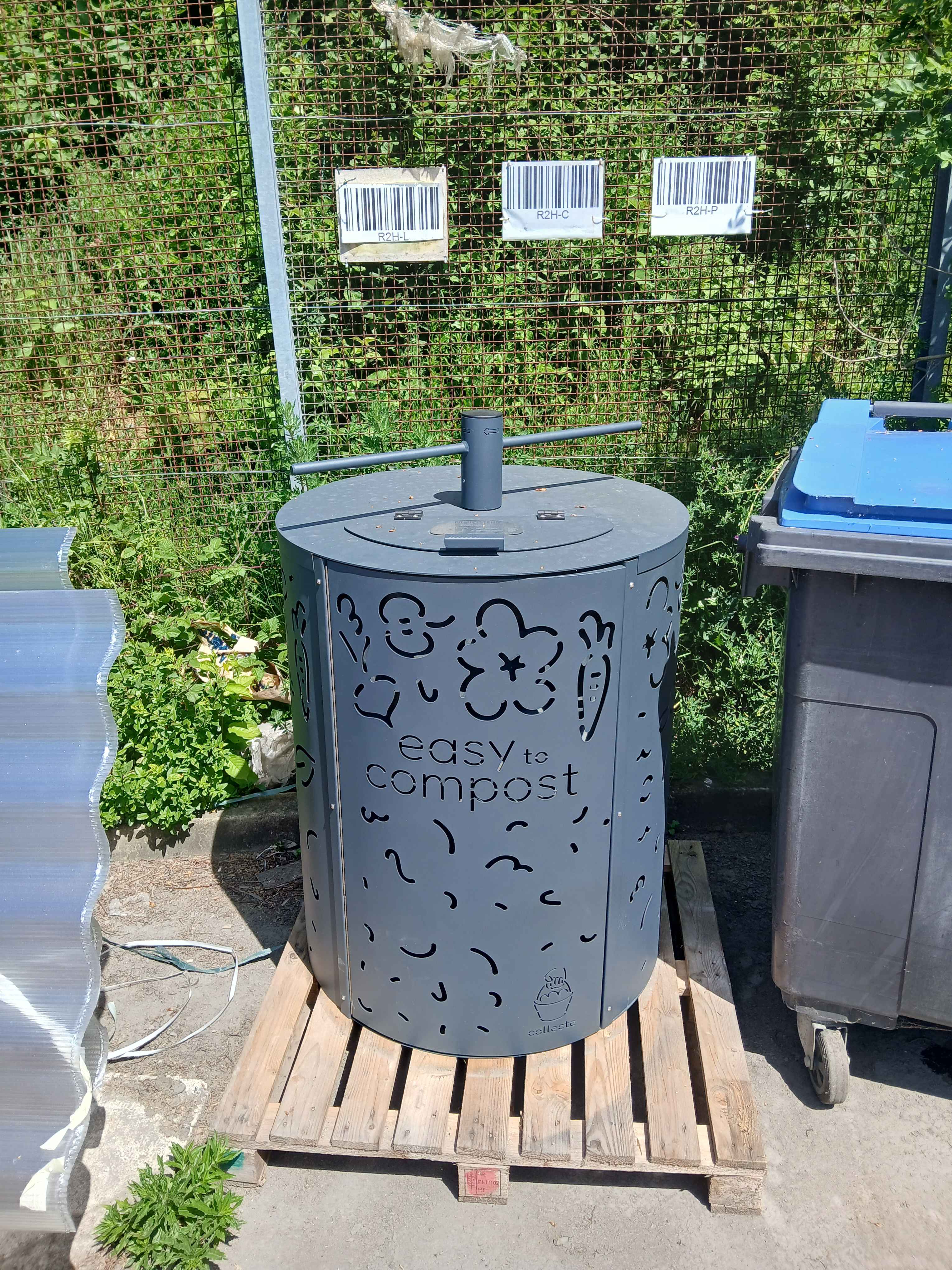 Composteur Easy To Compost en métal installé à l’extérieur sur un site pilote Leroy Merlin