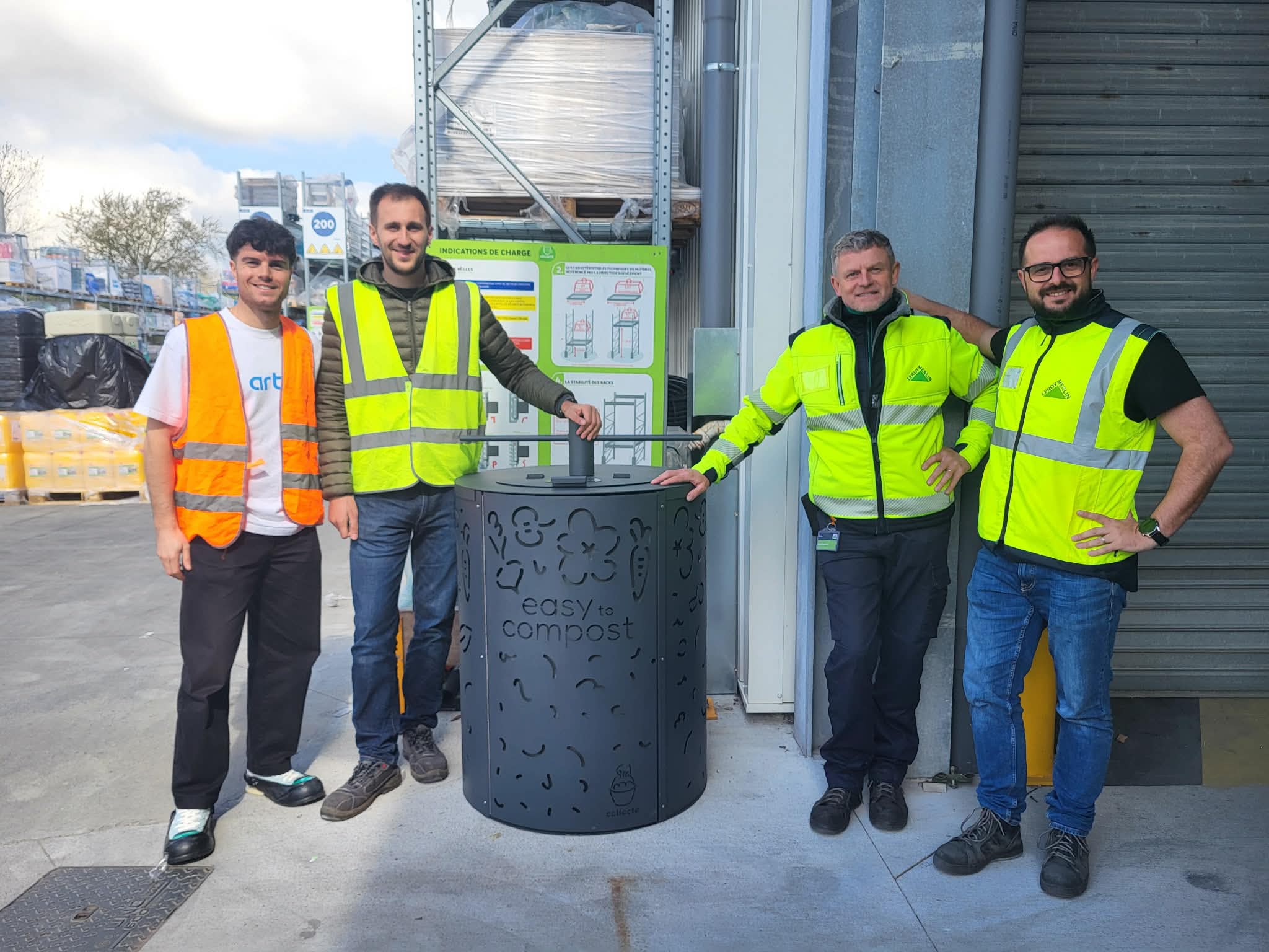 Les équipes réunies autour d’un composteur Easy To Compost lors du pilote Leroy Merlin